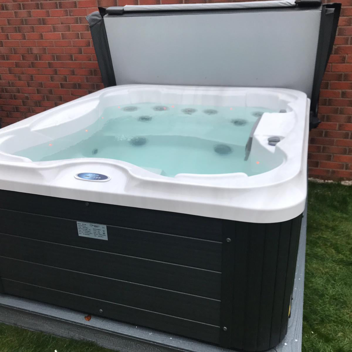 Sunstorm Aurora - 5 Person Plug and Play Hot Tub